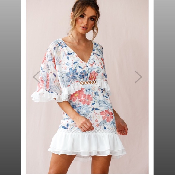 Selfie Leslie Dresses & Skirts - Selfie Leslie NWT Caspar Batwing Floral mini dress